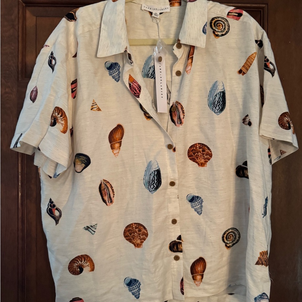 🐚NWT Seashell Print Top🐚